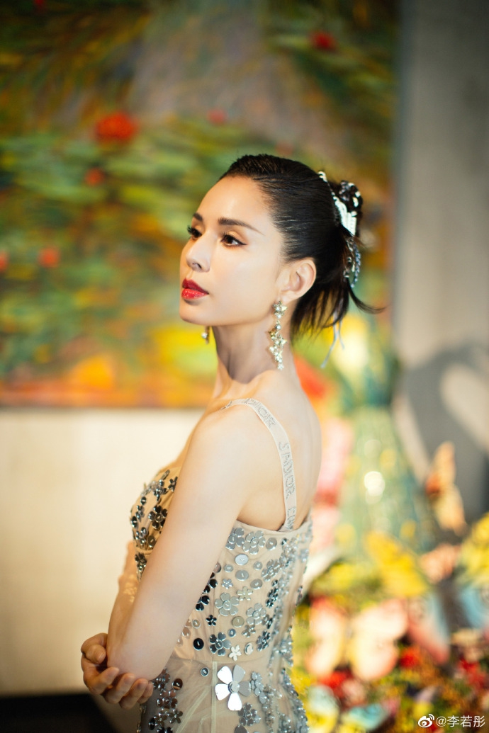 李若彤亮片吊带裙优越天鹅颈写真