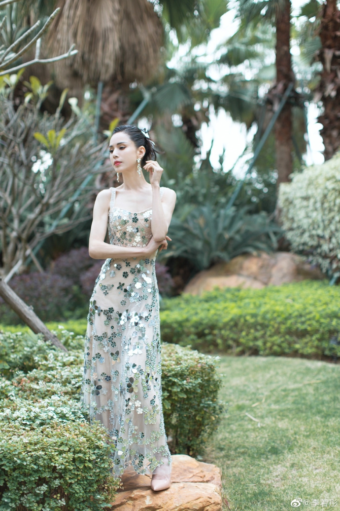 李若彤亮片吊带裙优越天鹅颈写真