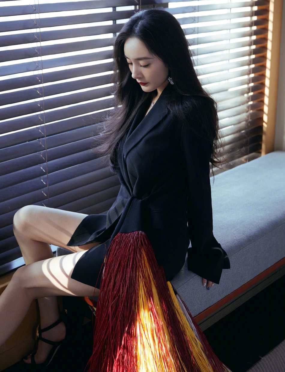 杨幂西装流苏裙性感又霸气写真