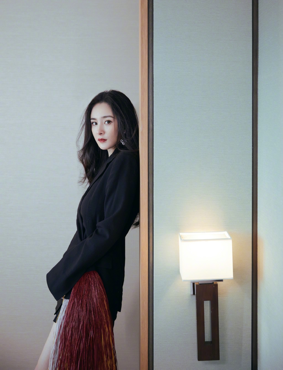 杨幂西装流苏裙性感又霸气写真