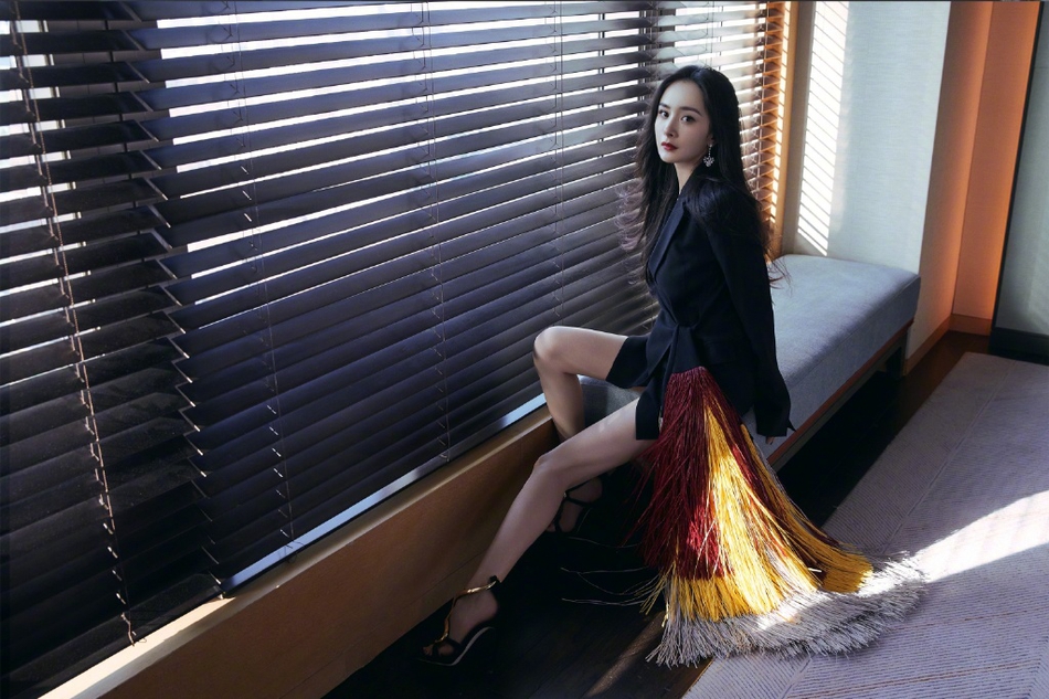 杨幂西装流苏裙性感又霸气写真