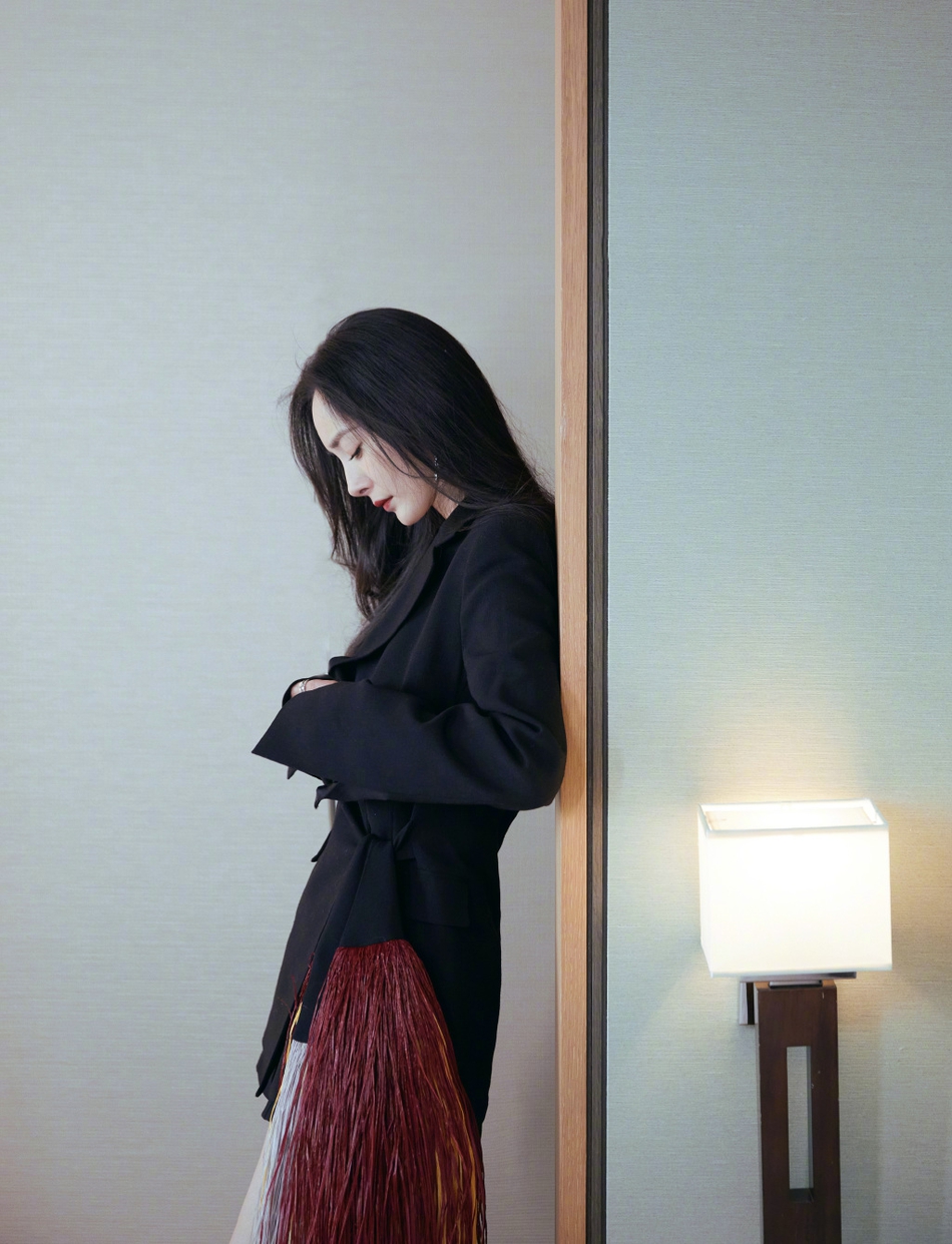 杨幂西装流苏裙性感又霸气写真