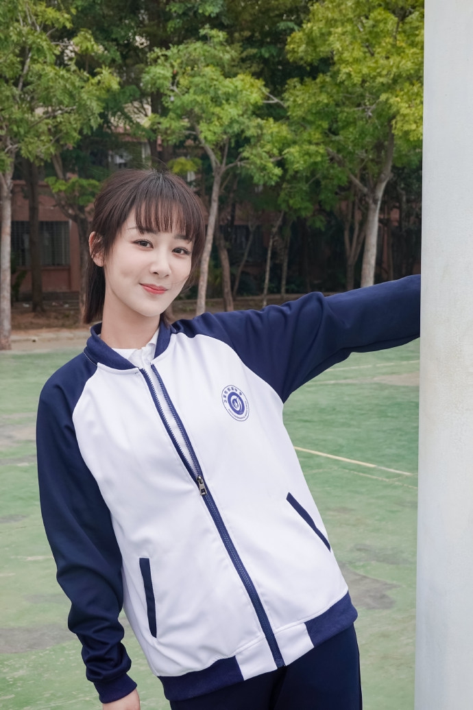 杨紫蓝白校服充满青春活力写真