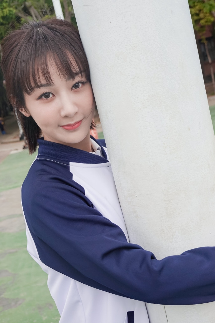 杨紫蓝白校服充满青春活力写真