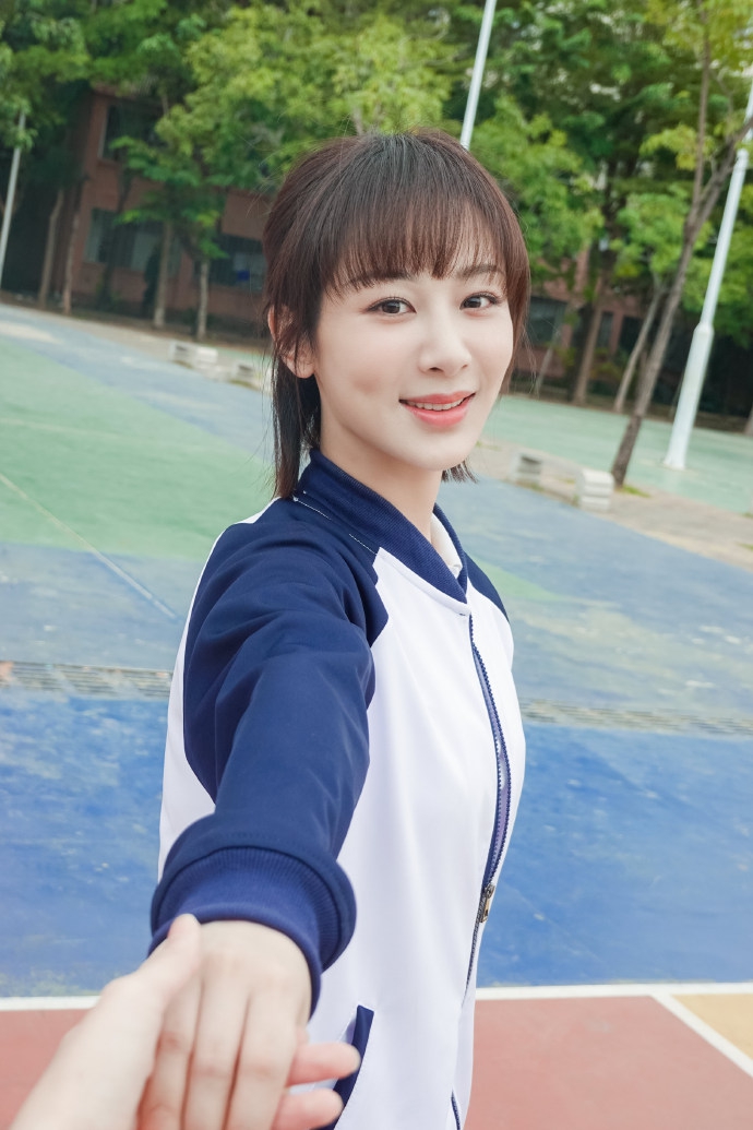 杨紫蓝白校服充满青春活力写真