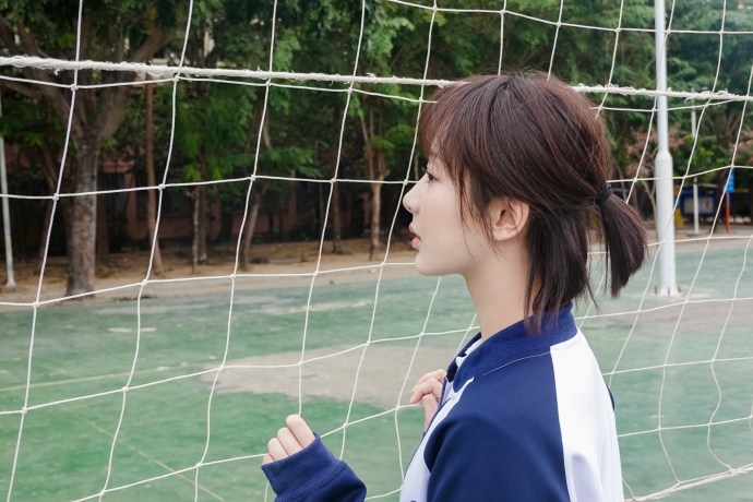 杨紫蓝白校服充满青春活力写真