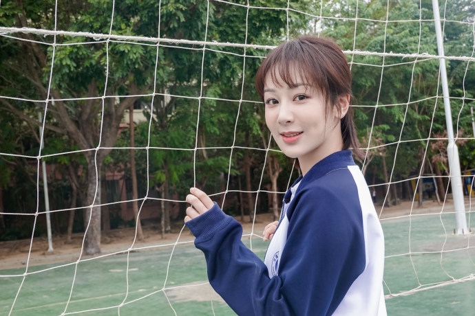 杨紫蓝白校服充满青春活力写真