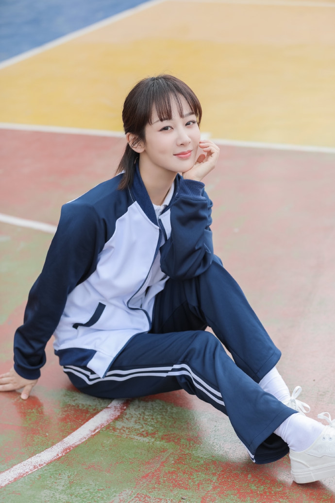 杨紫蓝白校服充满青春活力写真