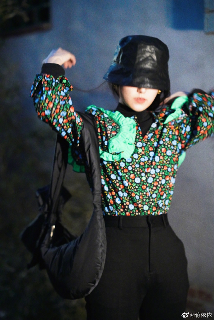 蒋依依复古又优雅似漫画少女写真