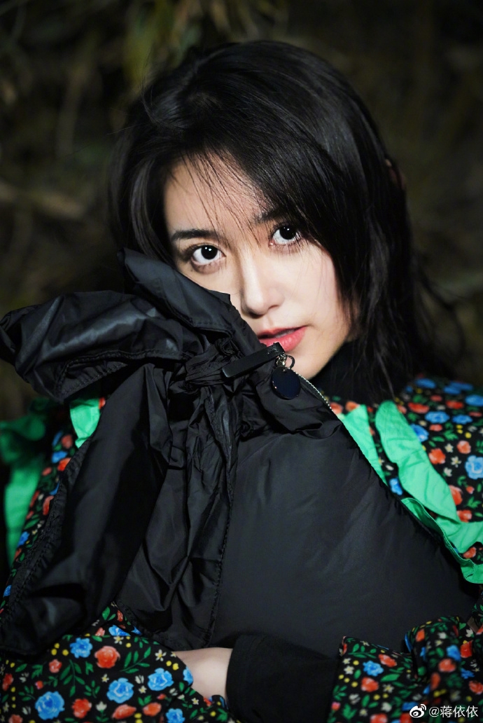 蒋依依复古又优雅似漫画少女写真