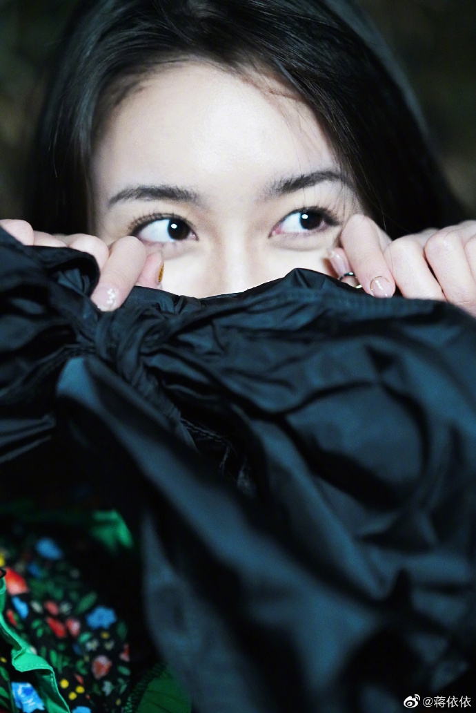 蒋依依复古又优雅似漫画少女写真