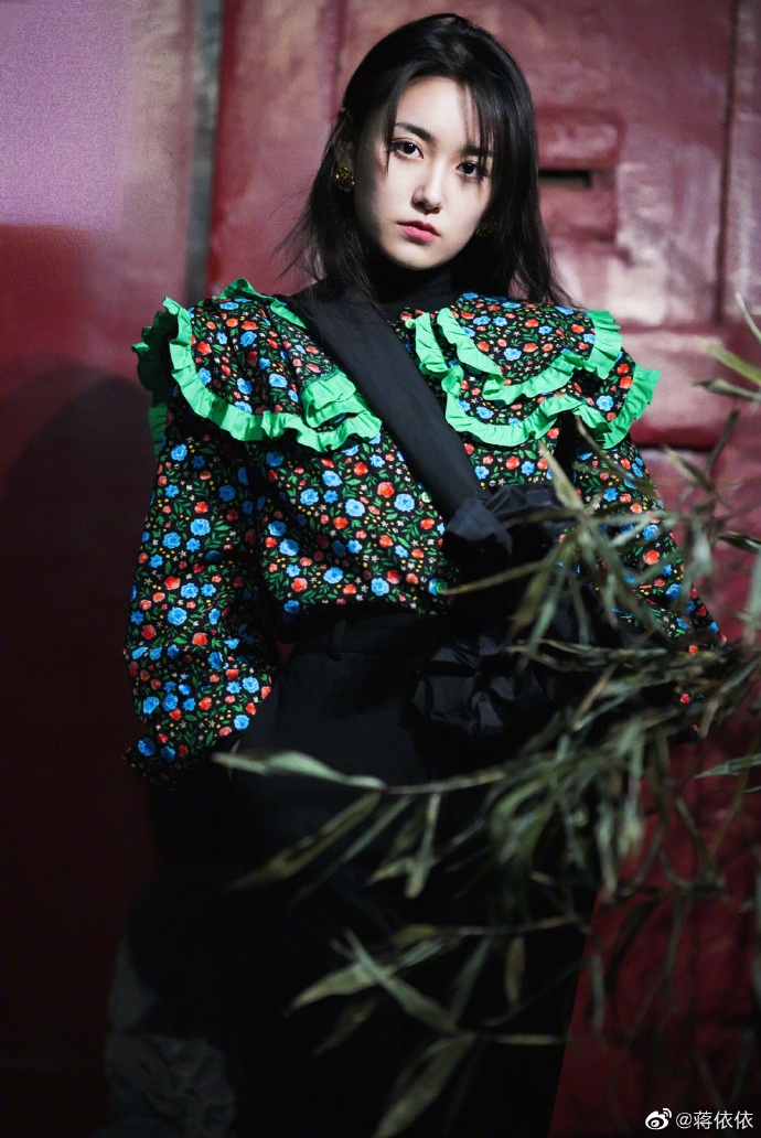 蒋依依复古又优雅似漫画少女写真