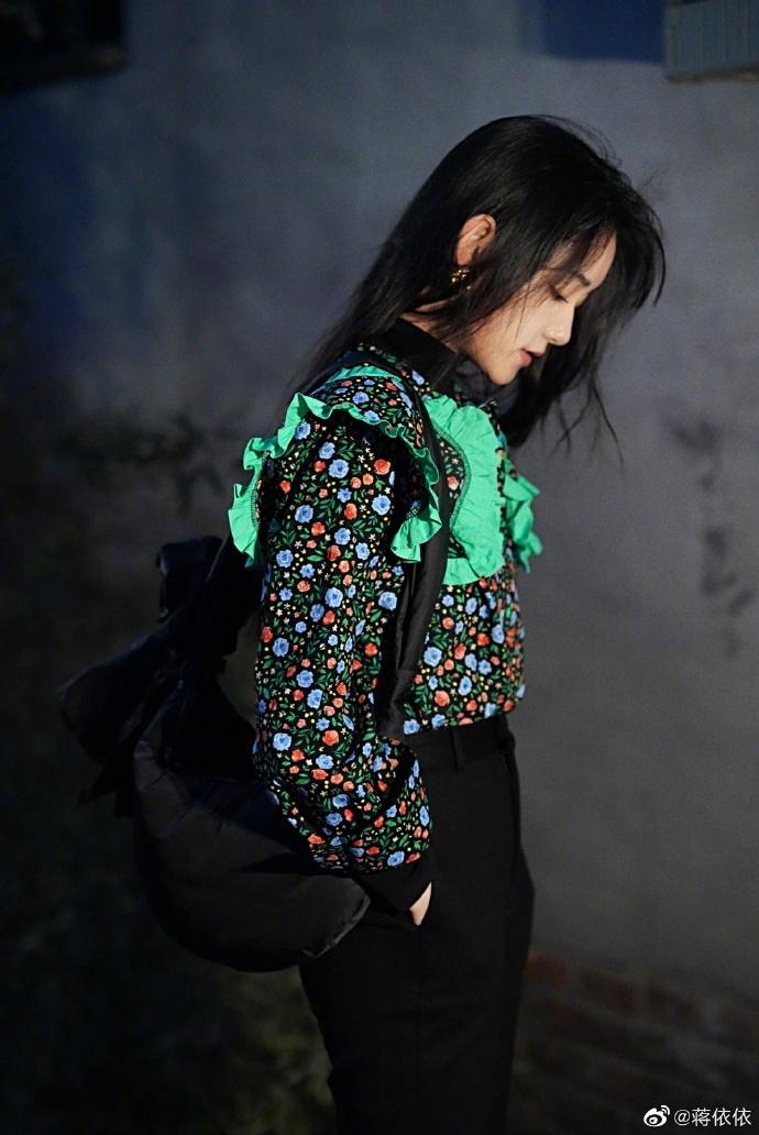 蒋依依复古又优雅似漫画少女写真