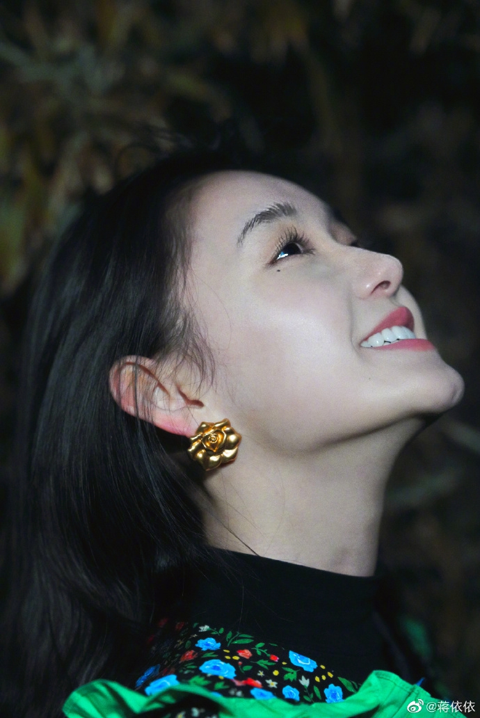 蒋依依复古又优雅似漫画少女写真