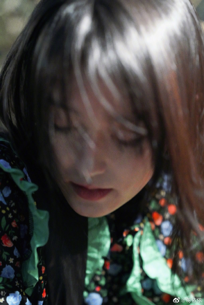 蒋依依复古又优雅似漫画少女写真