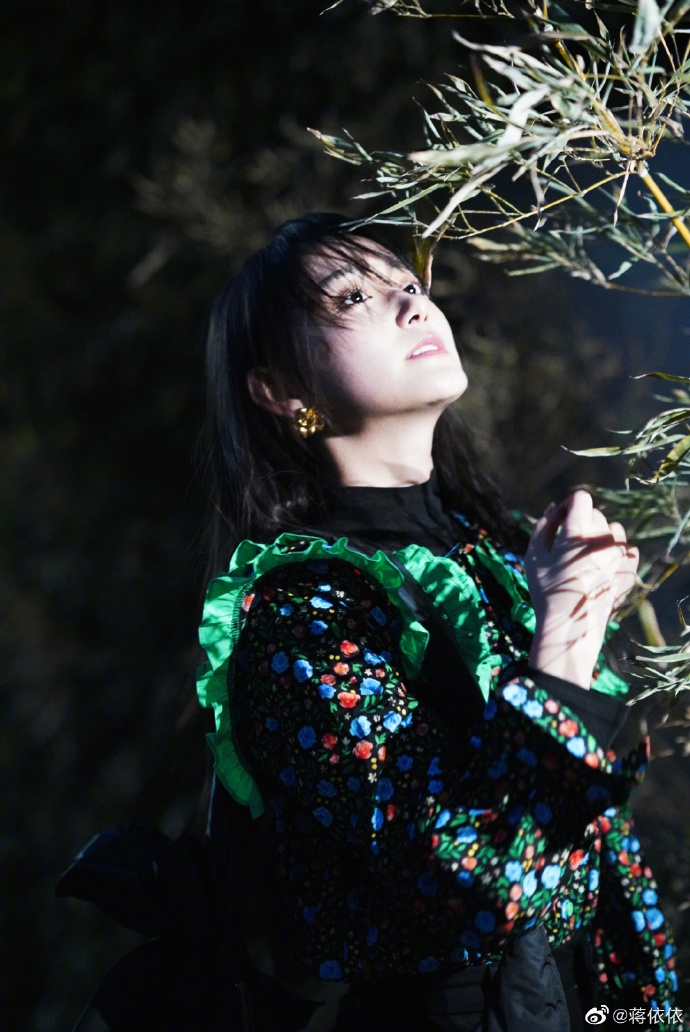 蒋依依复古又优雅似漫画少女写真