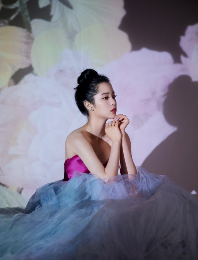 欧阳娜娜高丸子头清爽恬静写真