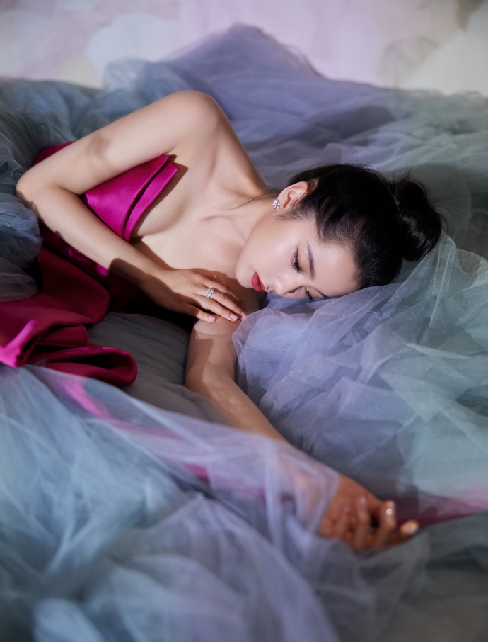 欧阳娜娜高丸子头清爽恬静写真