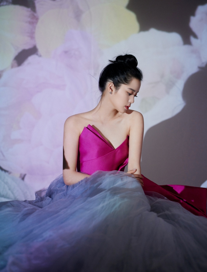 欧阳娜娜高丸子头清爽恬静写真