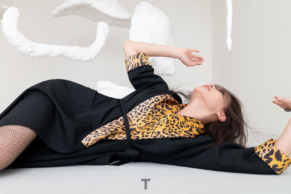 舒淇穿渔网袜大秀美腿时尚写真