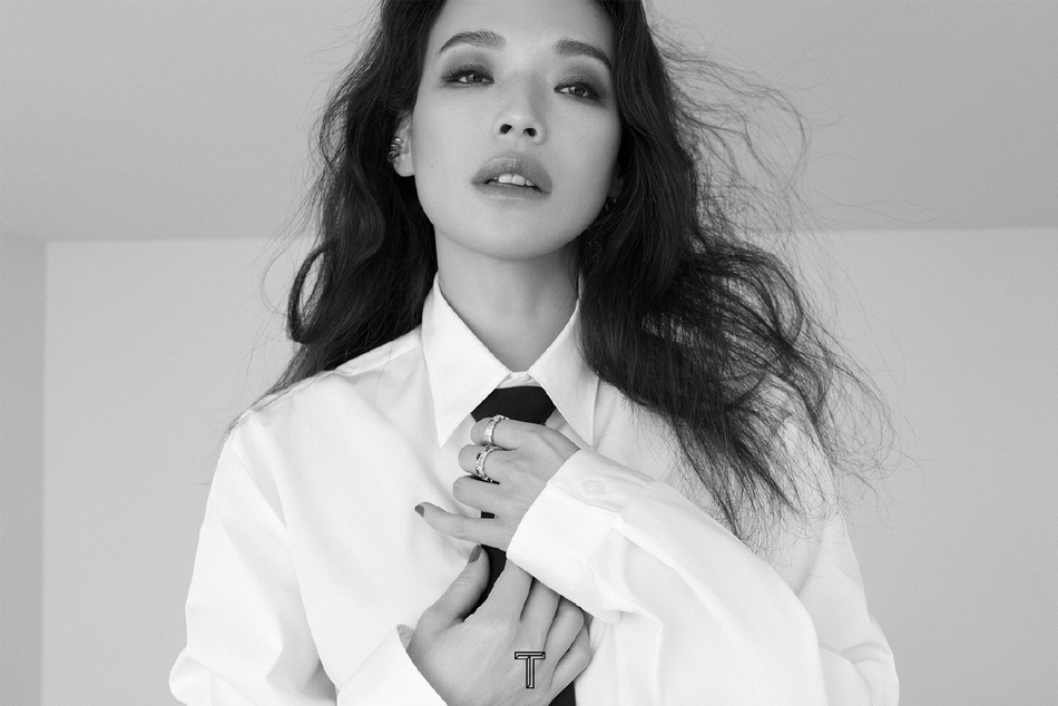 舒淇穿渔网袜大秀美腿时尚写真