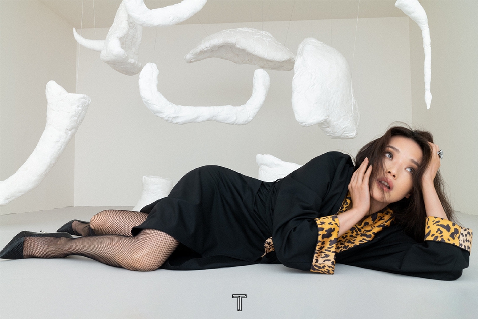 宋茜魅惑蛇尾眼妆电力十足写真