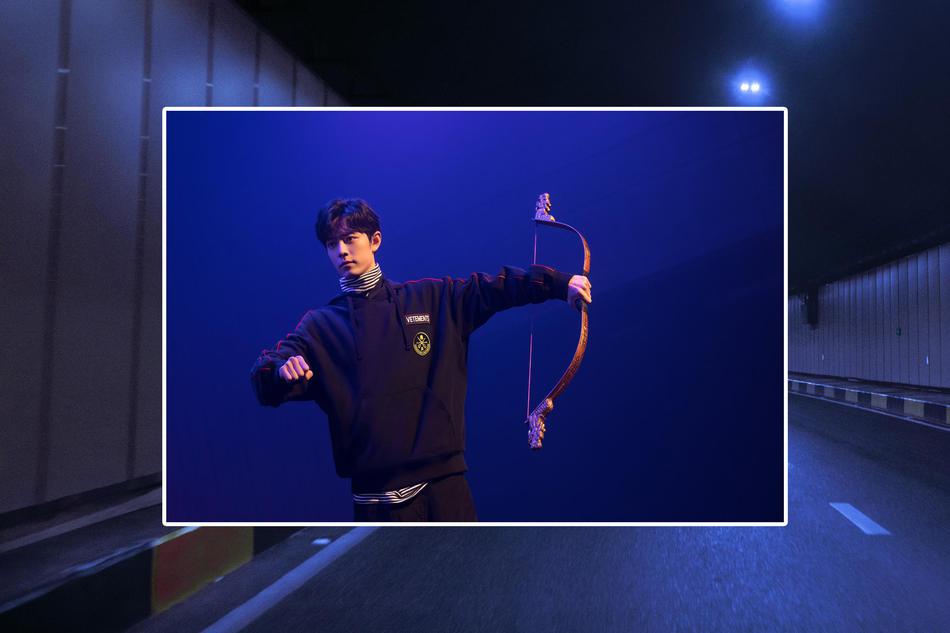 肖战与家乡合影充满烟火气写真