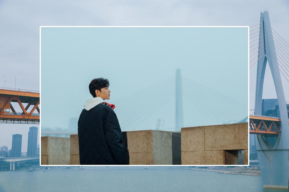 肖战与家乡合影充满烟火气写真