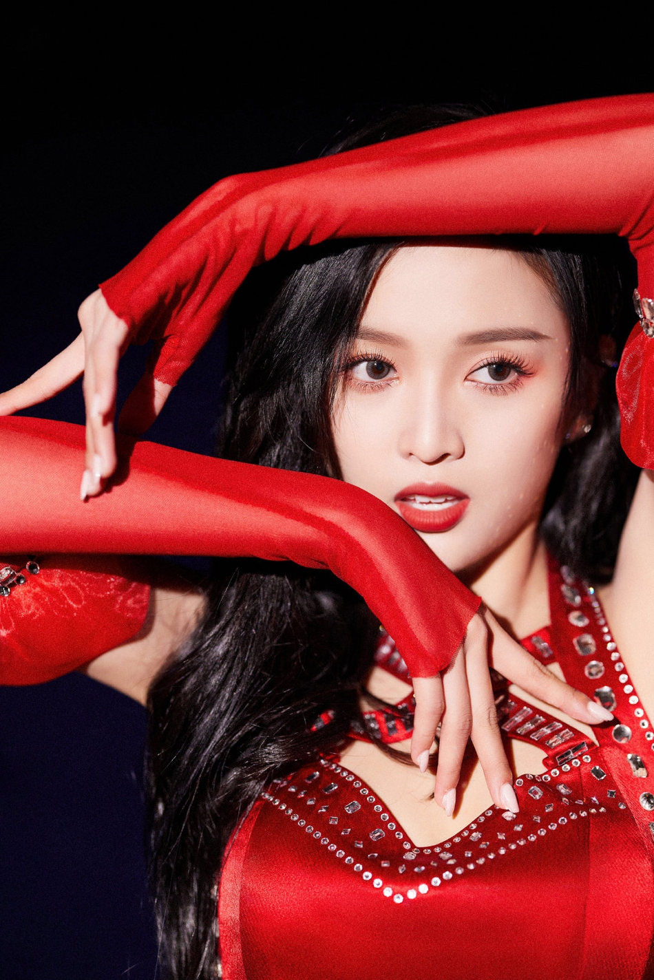 吴宣仪黑红碰撞性感十足跨年写真