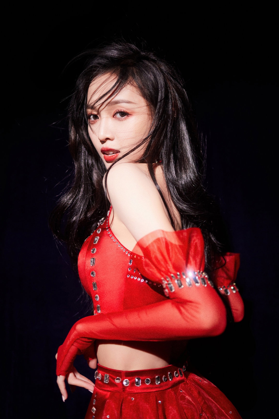 吴宣仪黑红碰撞性感十足跨年写真