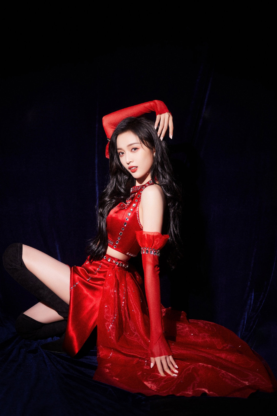 吴宣仪黑红碰撞性感十足跨年写真