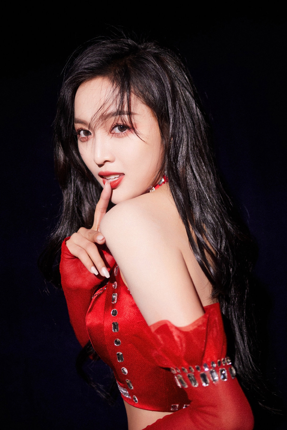 吴宣仪黑红碰撞性感十足跨年写真