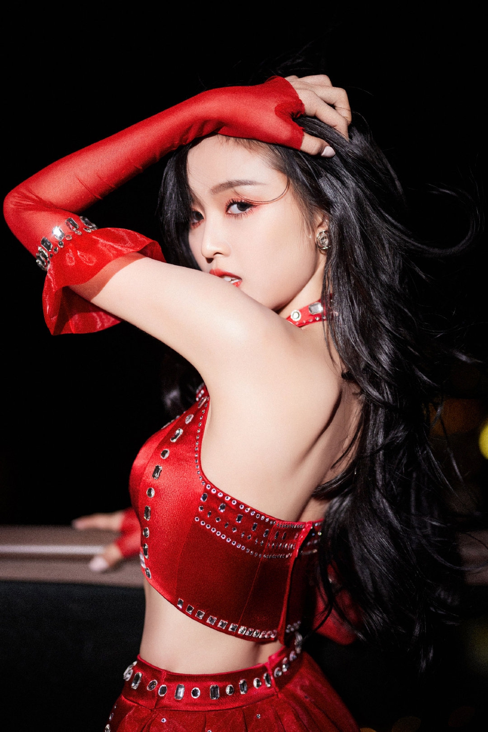 吴宣仪黑红碰撞性感十足跨年写真