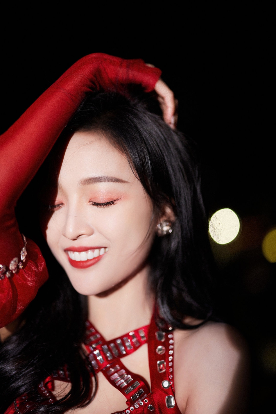 吴宣仪黑红碰撞性感十足跨年写真