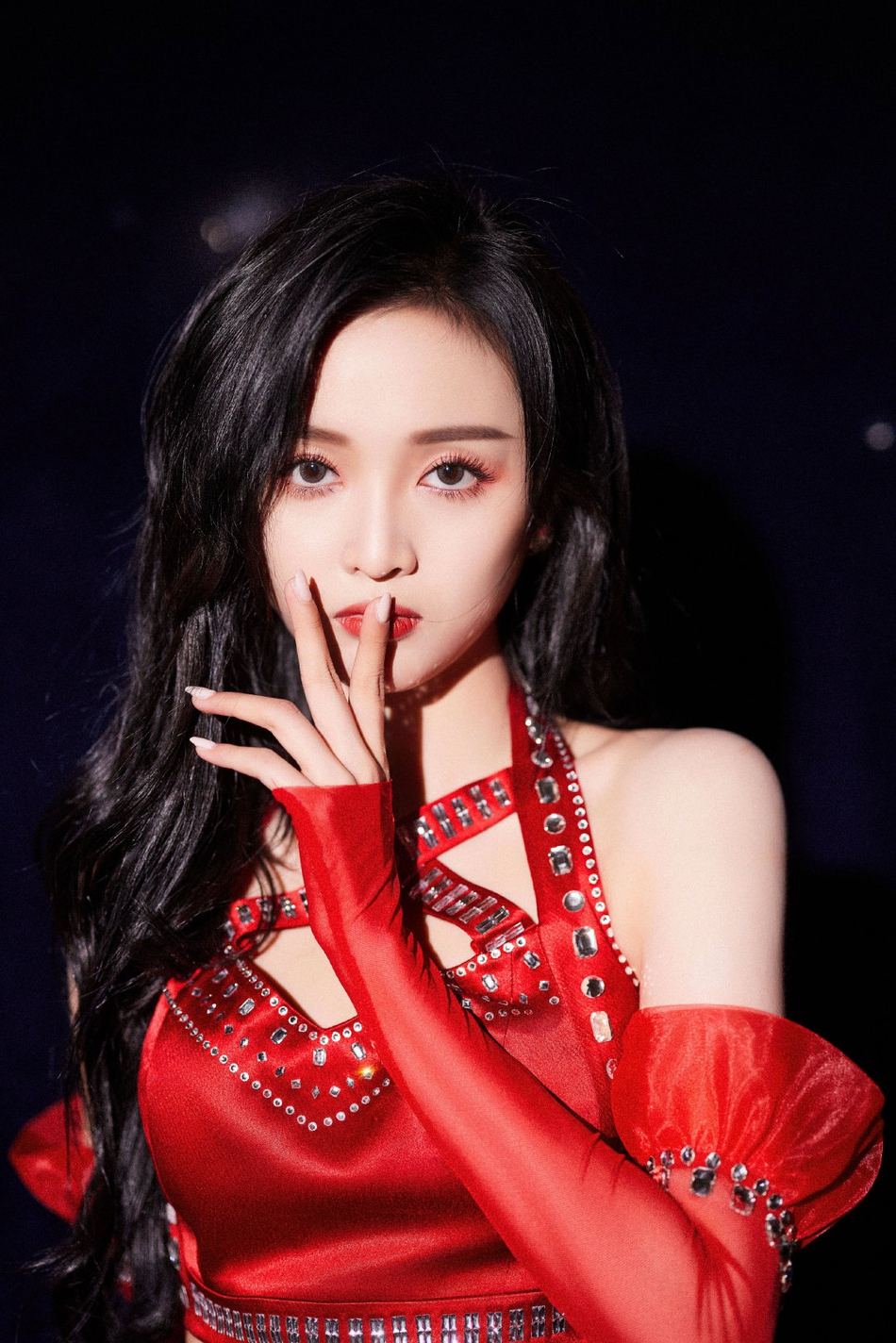 吴宣仪黑红碰撞性感十足跨年写真