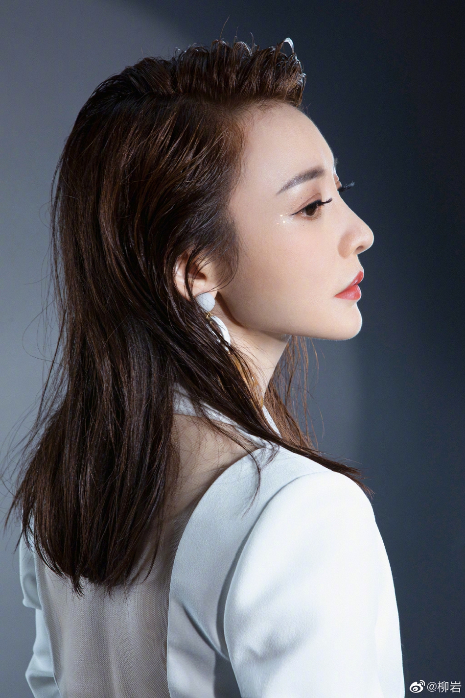 柳岩湿发出镜充满成熟魅力写真