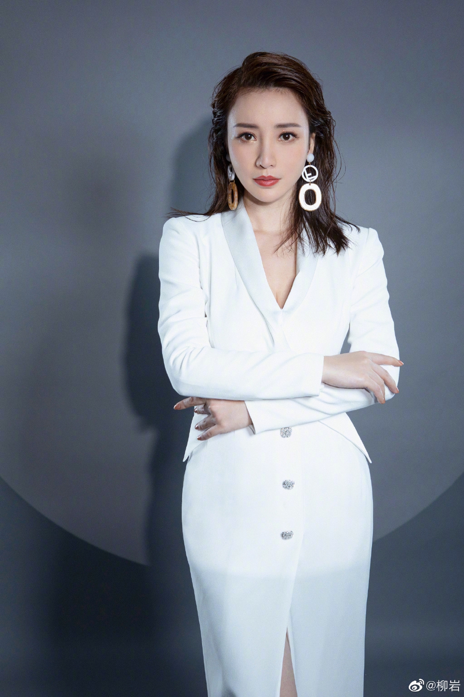 柳岩湿发出镜充满成熟魅力写真