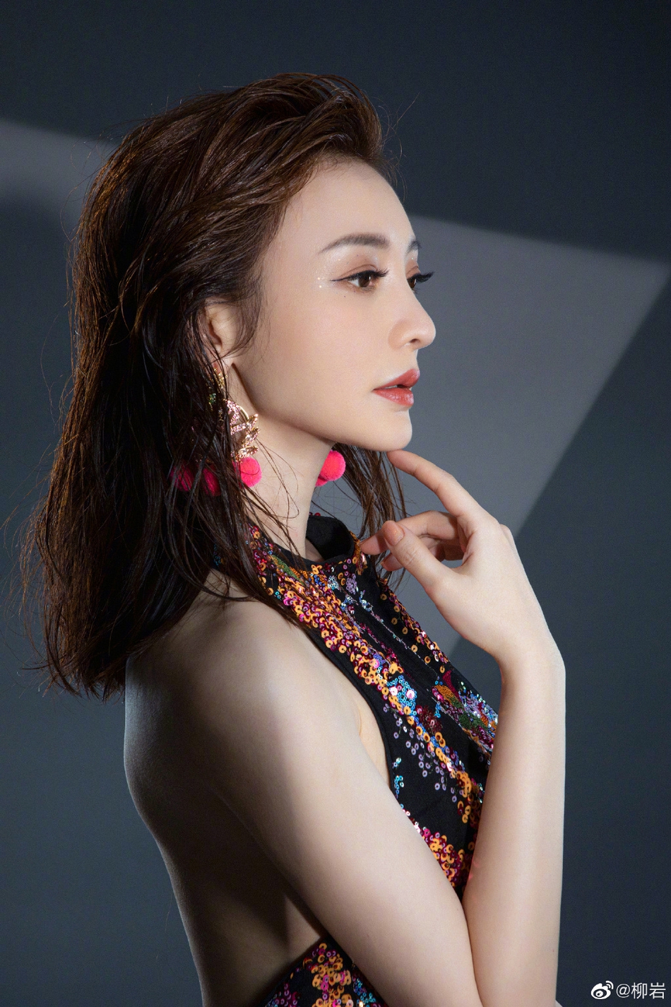 柳岩湿发出镜充满成熟魅力写真