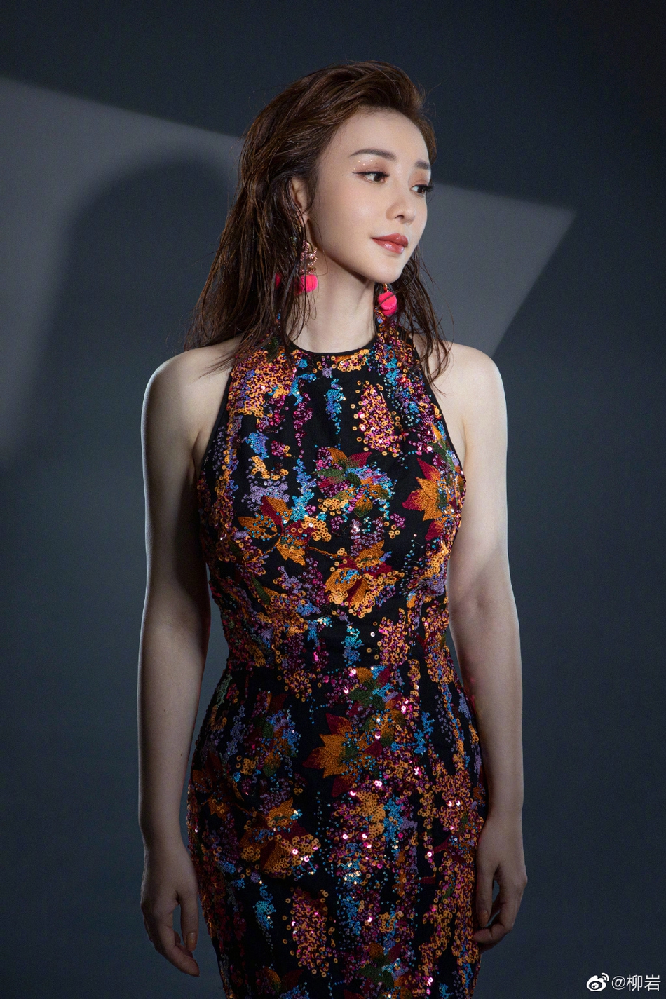 柳岩湿发出镜充满成熟魅力写真