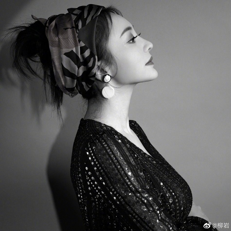 柳岩湿发出镜充满成熟魅力写真