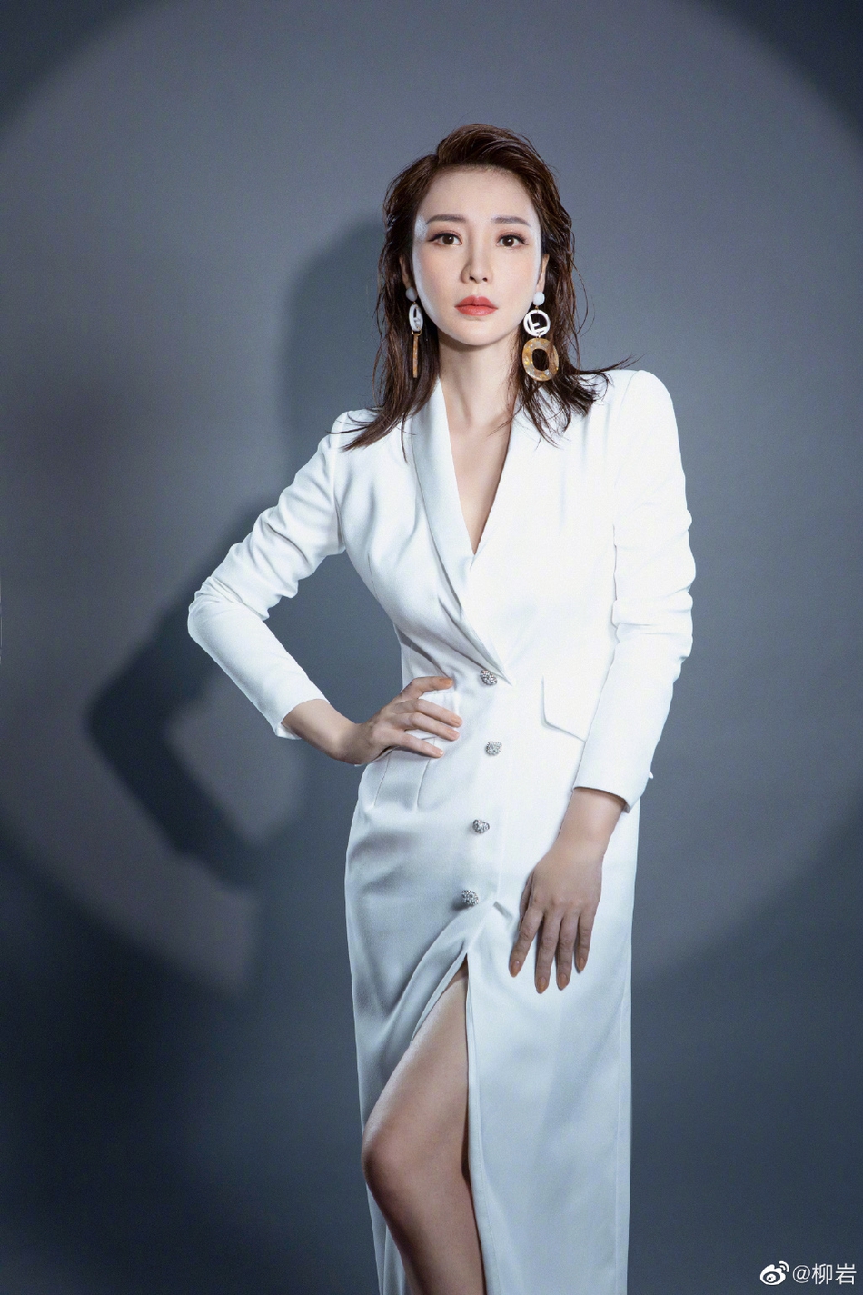 柳岩湿发出镜充满成熟魅力写真