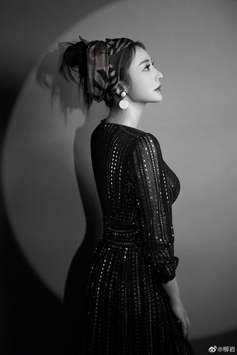 柳岩湿发出镜充满成熟魅力写真