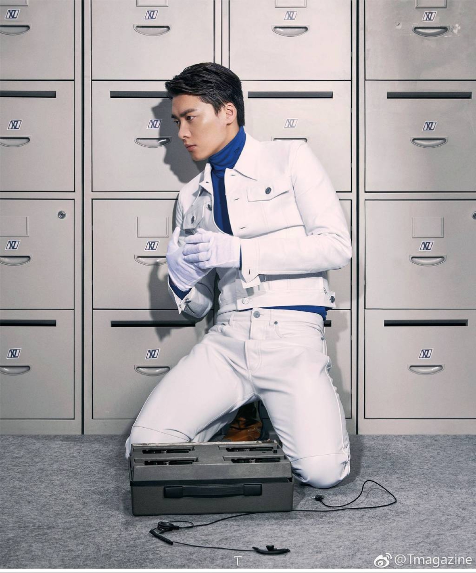 李易峰中分黑框造型创意十足写真