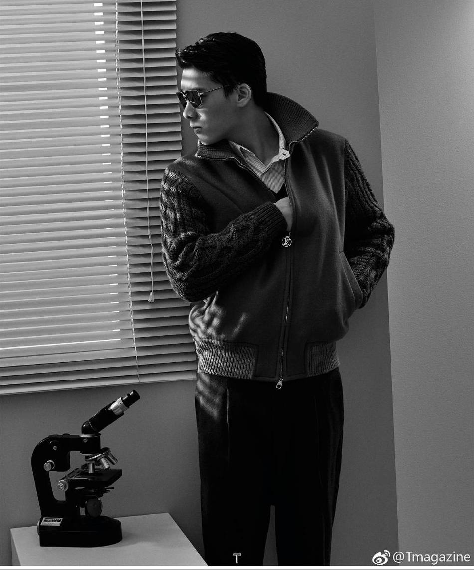 李易峰中分黑框造型创意十足写真