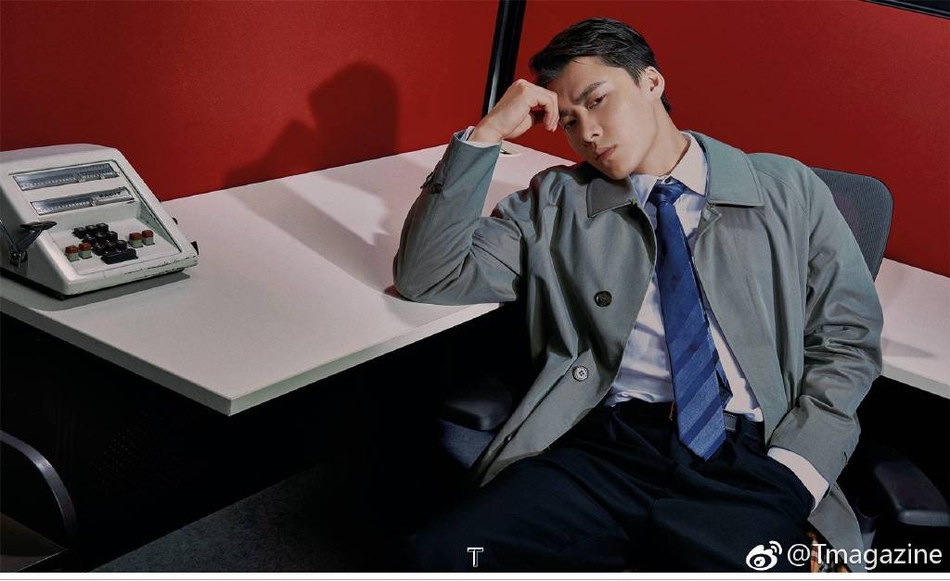 李易峰中分黑框造型创意十足写真