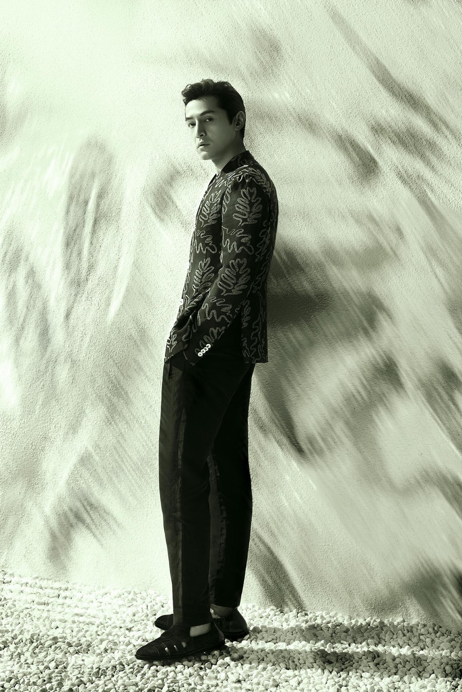 胡歌休闲服饰化身儒雅绅士写真