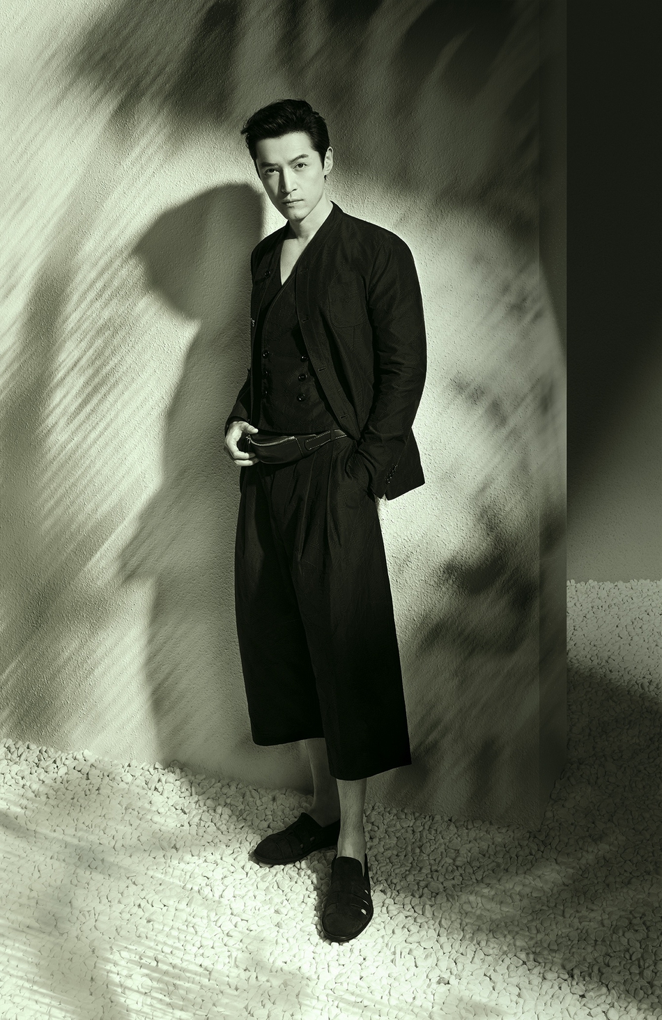 胡歌休闲服饰化身儒雅绅士写真