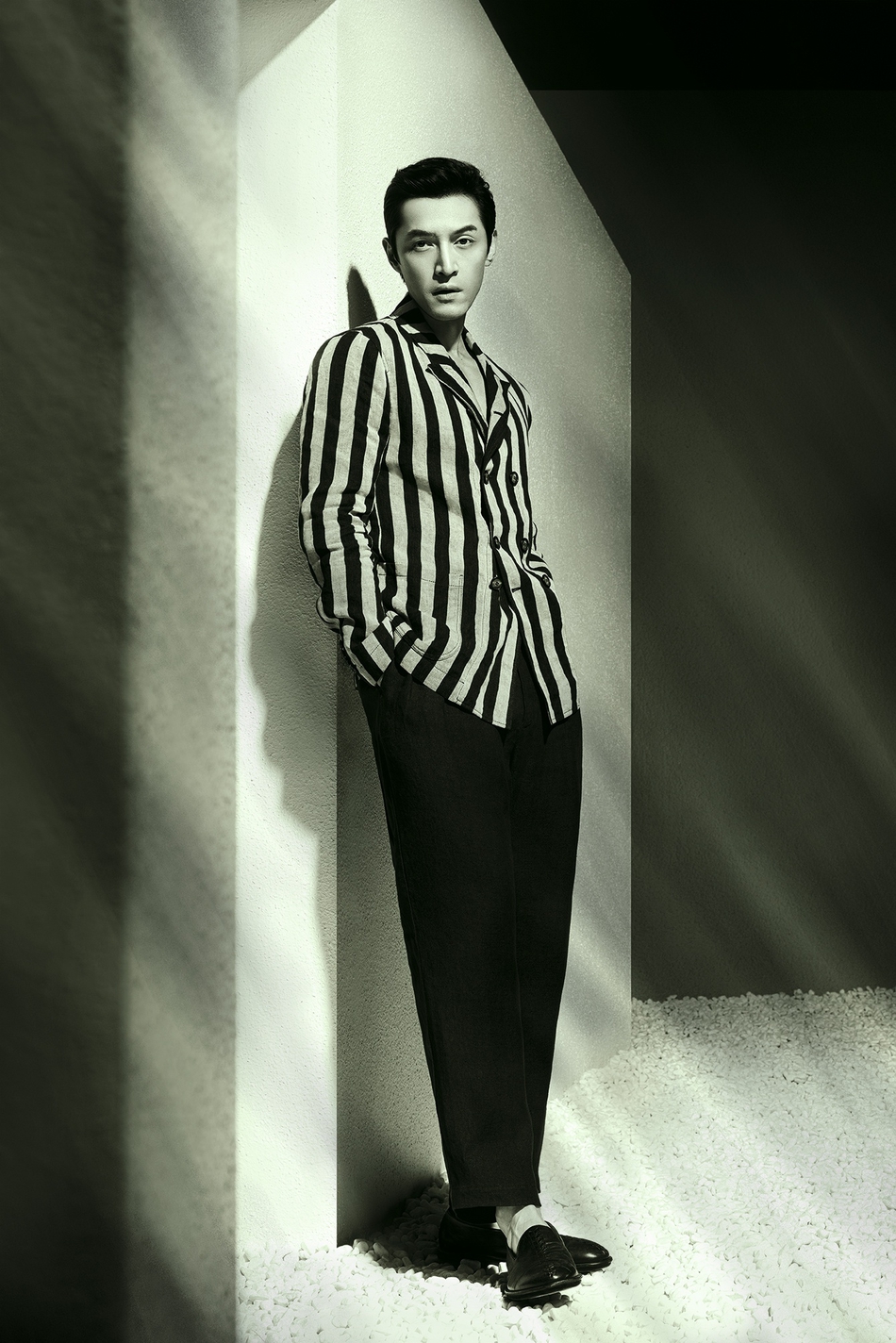 胡歌休闲服饰化身儒雅绅士写真