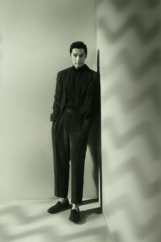 胡歌休闲服饰化身儒雅绅士写真