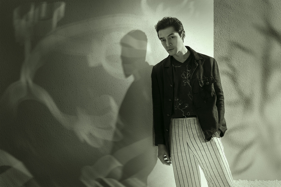 胡歌休闲服饰化身儒雅绅士写真